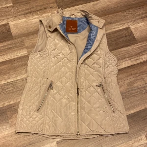 Snygg väst för ungdom - Snygg väst från Zara girls. Storlek 11-12 years, motsvarar cirka storlek 158.  Knappt använd.