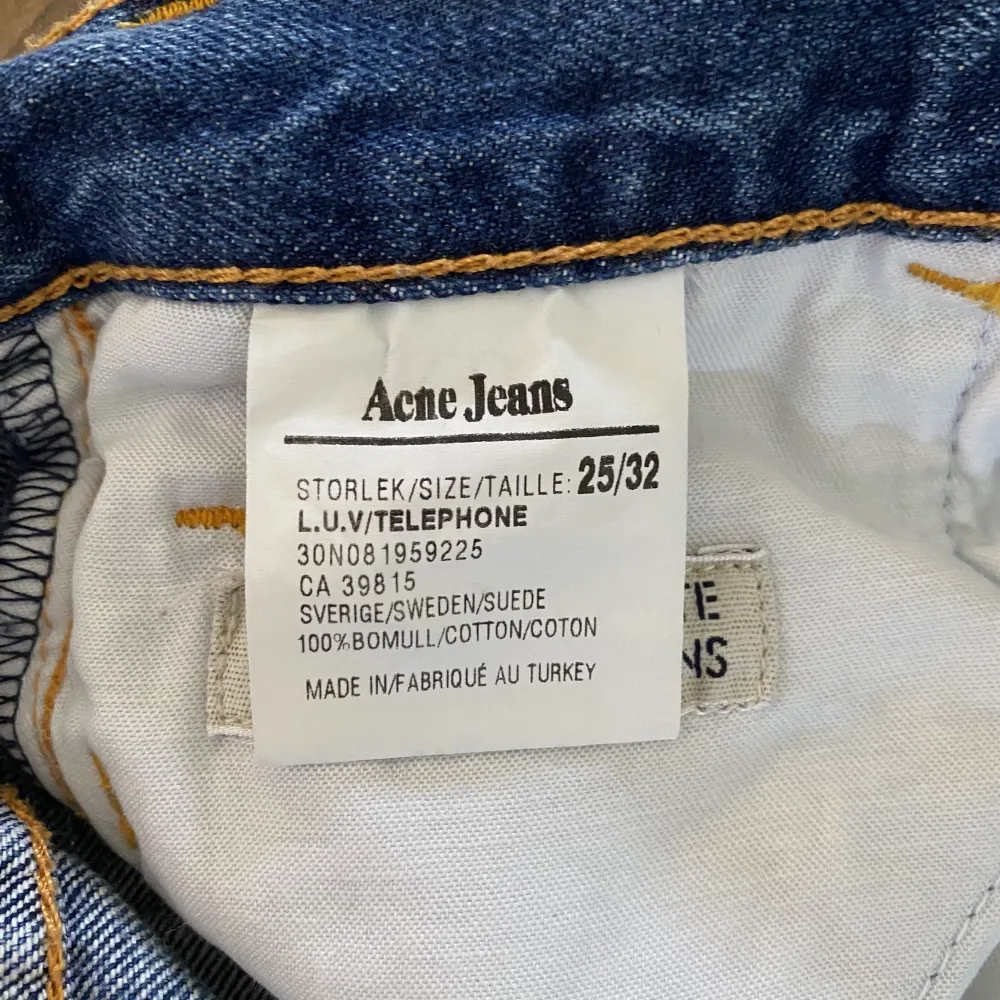 Acne Studios blå jeans shorts   Avklippta jeans   Köpta avklippta på Acne Studios Outlet   Storlek 25  Använd men i toppen skick . Shorts.