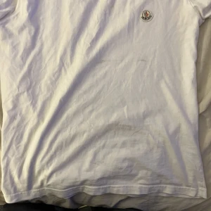 Moncler T-shirt  - Moncler t-Shirt. Skick 10/10 bara en pen fläck på bilden går bort i tvätten. Size M