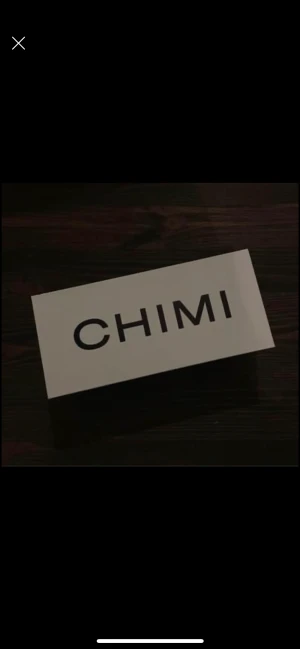 CHIMI eyewear  - CHIMI eyewear solglasögon i nummer 04 Black. Köpta för 2 månader sedan, endast testat på. Legat i förpackningen sedan de kom.  Med glasögonen får du med putsservett från CHIMI och tillhörande påse för glasögonen. Original låda, förpackning.  OG: 1250kr