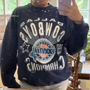 Vintage college sweatshirt  - Köpt på beyond retro! Använd ett fåtal gånger. Den är u väldigt bra skick o inte nopprig eller nått.  Storlek L men skulle säga ser den sitter boxigt på mig som är S.  Köparen står för frakt 📦 