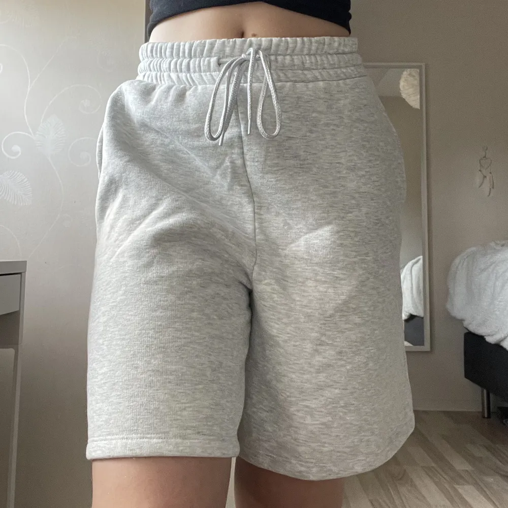 Så mjuka och skönt material! Aldrig använda då det är för stora för mig. Skulle nummer säga att de är som M/L. Nypris: 199. Shorts.