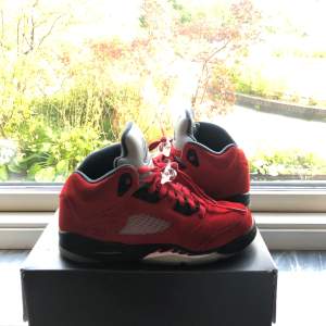 Jordan 5 Raging Bull🔥 8/10 skick. Finns kvitto från goat och og box. Kom dm för mer frågor eller bilder. 