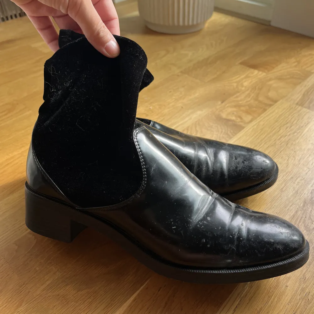 Snygga svarta boots från Zara strl 40. Använda några få gånger.. Skor.