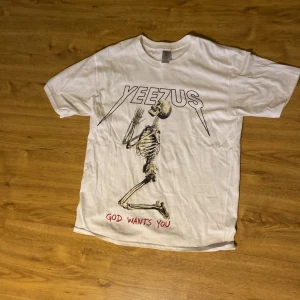 Yeezus t-shirt - Säljer min yeezus tröja då den är för liten på mig. Aldrig använd. Storlek M men passar S. Pris går att diskutera