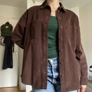 Manchesterskjorta - Brun oversized manchesterskjorta från H&M, knappt använd. Storlek XS men väldigt oversized, har vanligtvis S/M. Passar nog till en M/L.