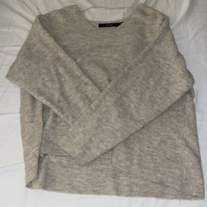 Stickad tröja  - En beige stickad tröja, lite oversized. I princip aldrig använd på grund av fel storlek, inga skavanker 