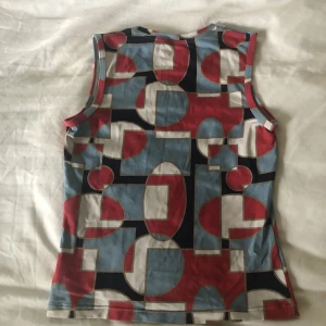 Röhnisch tank top S - Röhnisch print sportlinne, storlek S. Finns inga bilder på men Dma gärna vid andra frågor eller funderingar. Köparen står för frakt. 