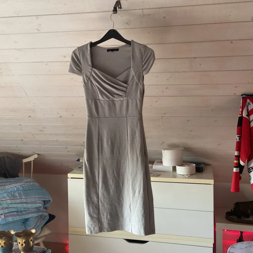 Fin klänning från ”Qed london” Fint skick inga fläckar eller märke  Köpt för 400 säljer för 299  Pris kan diskuteras vid snabb affär!. Klänningar.