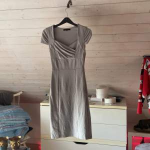 Fin klänning från ”Qed london” Fint skick inga fläckar eller märke  Köpt för 400 säljer för 299  Pris kan diskuteras vid snabb affär!