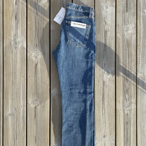 Zara 1995 Straight twisted jeans  - Sprillans nya Zara 1995 Straight Twisted Jeans. Aldrig använda pg för små. Storlek 38