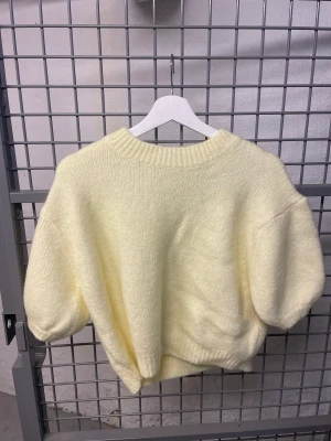 Stickad tröja zara - Otroligt fin stickad tröja från Zara! Storlek M och helt ny. Säljer för 170kr. 