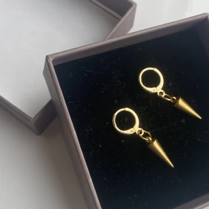 Spikörhängen 007(guld) - Handgjorda spikörhängen i rostfritt stål⚡️🩶 Frakt: 15kr