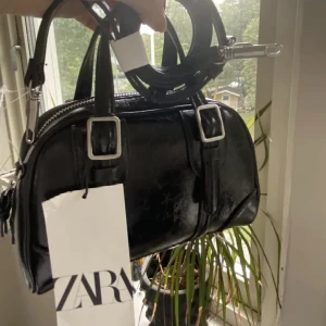 Zaraväska  - Säljer den här ascoola väskan från Zara i nyskick! De sista två bilderna är lånade! Väskan är helt slutsåld och säljs inte längre. Hör av er vid funderingar🥰🖤
