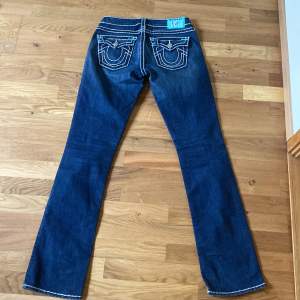 Säljer mina True Religion jeans då jag nyss köpt dom men inte satt som jag önskat🫶🏼. SUPERSNYGGA med blåa detaljer och vita sömmar. Dom är storlek 27 och skriv gärna om ni har några frågor!😊💕
