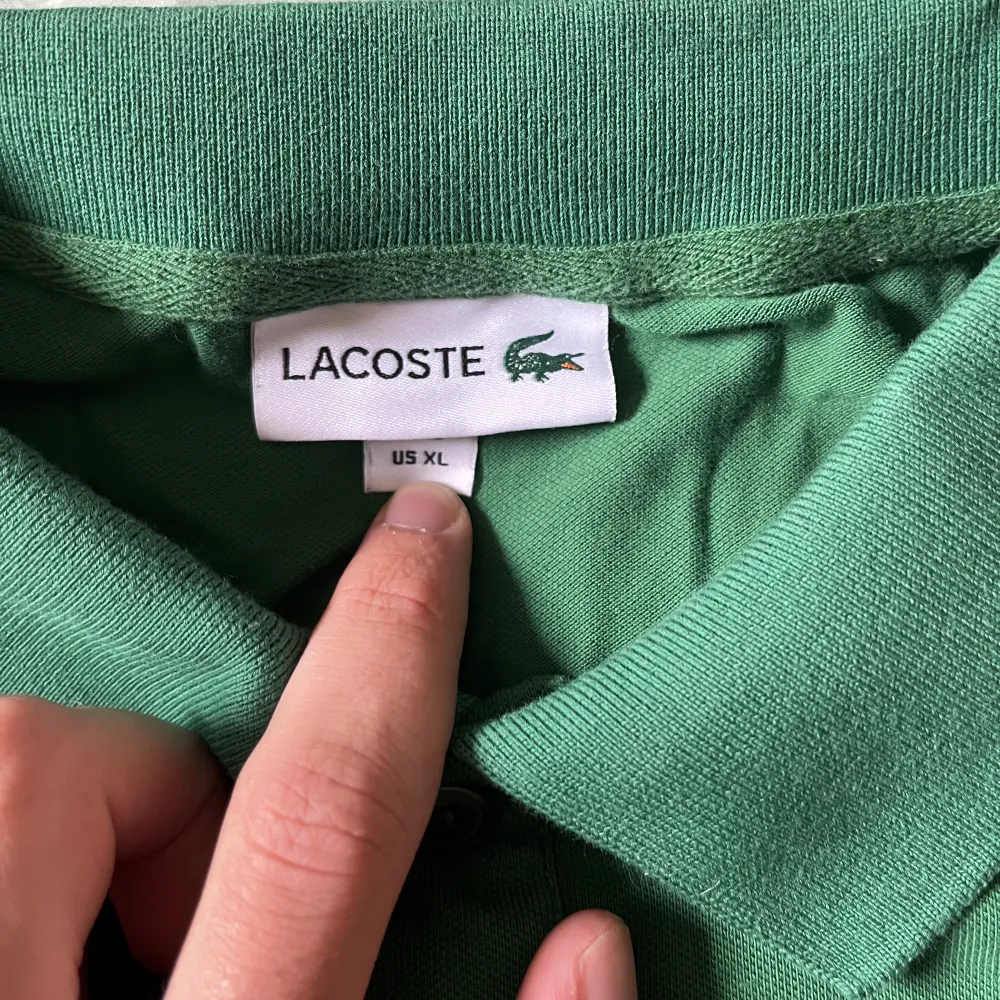 Grön o skön piké från lacoste. T-shirts.