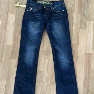 Blåa jeans - Säljer ett par skitsnygga lågmidjade jeans som jag inte fått på mig då de är för små så dem är inte ens testade🩷Innerbenslängden är 80