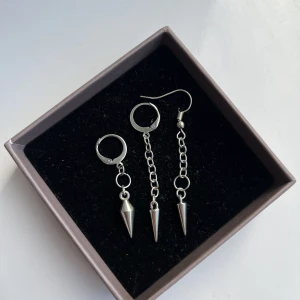 Spikörhängen✨🩶 - Supersnygga handgjorda örhängen⚡️finns att beställa i olika längder, två typer av spikar och två typer av hängen i örat( de som visas på bilden)💓 59kr+15kr frakt🚚