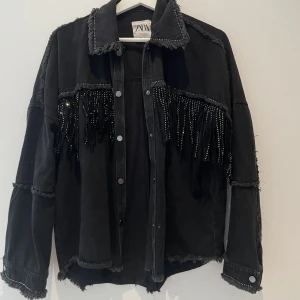 Jacka med fransar - Svart jacka från zara med fransar och glitter/diamanter på. Väldigt bra skick! 🖤