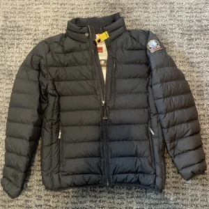 Parajumpers ugo - Säljer nu min super fräscha jacka från parajumper, skick 8/10 och är i storlek M. Hör av er vid frågor eller funderingar. Fraktas spårbart via postnord eller vald frakt sätt📦