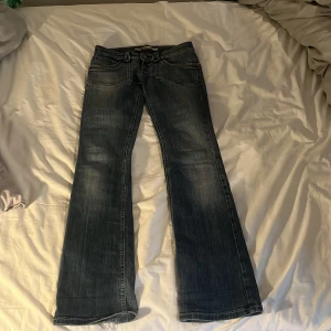 Jeans lågmidjade bootcut vintige - Skit snygga lågmidjade bootcut vintige jeans från only. Pyttelite slitningar där nere (syns inte när de bärs) säljer pågrund av att de är lite för låga för min smak, men annars helt perfekta. 
