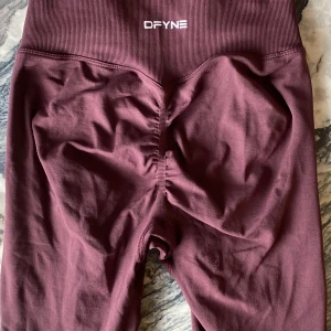 DFYNE - dynamic leggings  - Storlek XS, men väldigt stretchiga så skulle säga att de är mer S till storleken. Högmidjade. Använda 1 gång. Har scrunch-sömn på baksidan.  