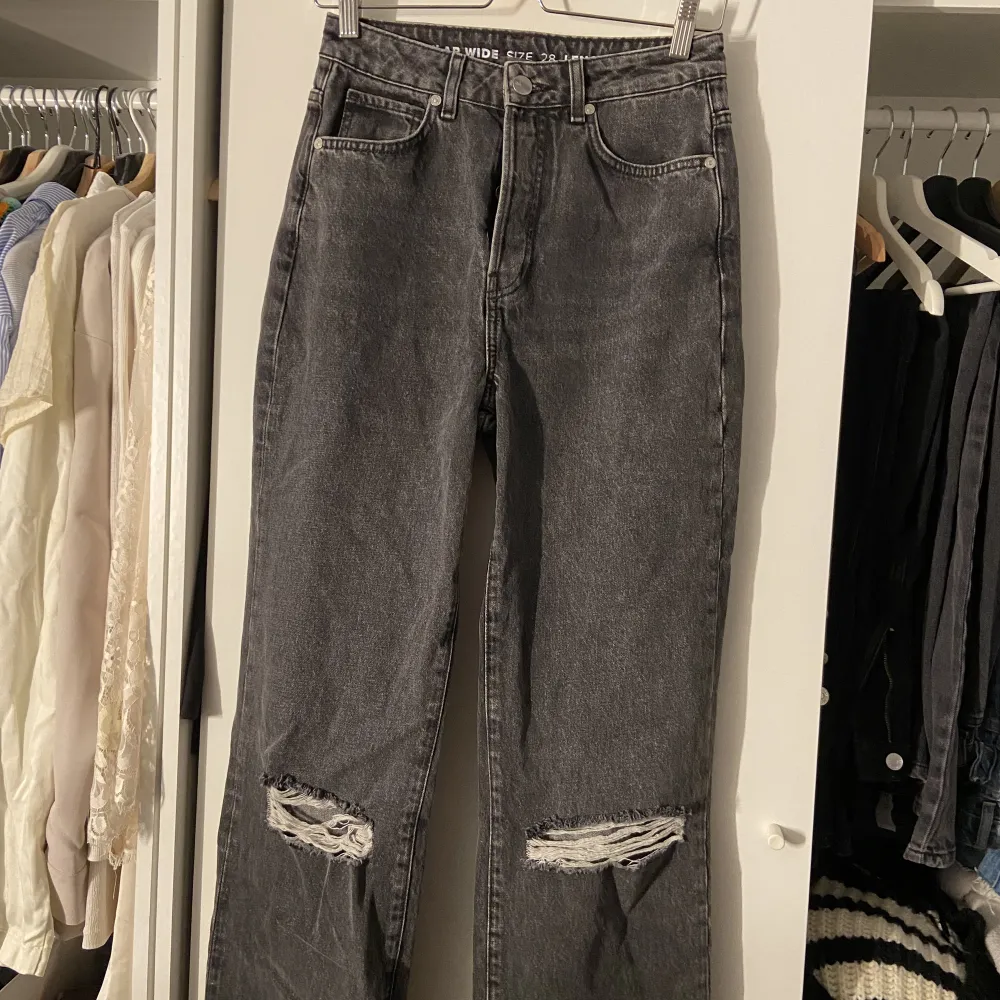 Gråa jeans med hål på knäna i strl 28/34 (långa i benen). Aldrig använda! 🥰. Jeans & Byxor.