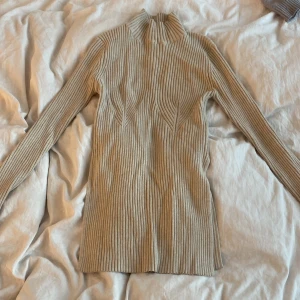 Stretchiga stickad klänning - Säljer en jättefin stickad klänning från NA-KD💕