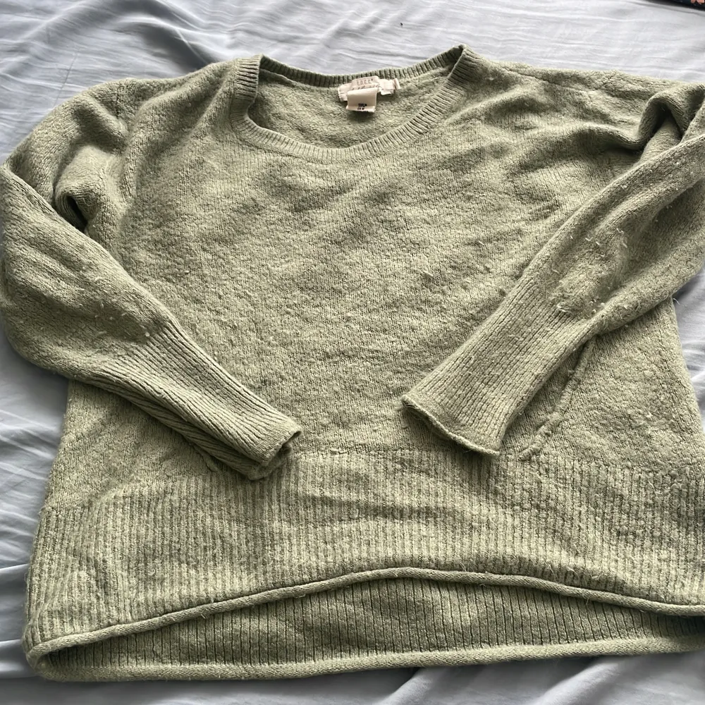 Urgullig stickad tröja köpt från H&M för ett tag sen❤️har inte användt så mycket🙏🏻😇storlek M men passar M-xs, köpt för 250💘🔥. Stickat.