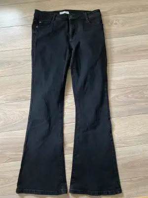 Svarta bootcut jeans som är använda men är i fint och sparsamt skick. Innerbenslängd: 75 cm. 
