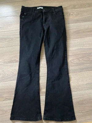 Svarta bootcut jeans  - Svarta bootcut jeans som är använda men är i fint och sparsamt skick. Innerbenslängd: 75 cm. 