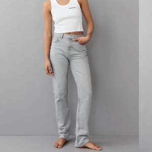 Jätte fina gråa Gina Tricot jeans, tyvärr har dom blivit för små för mig. Knappt använda. Storlek 36. Kostar egentligen 599. Köpare står för frakt 👏🏼❤️