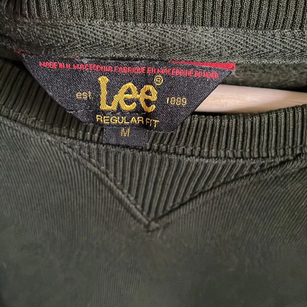 Lee sweatshirt mörkgrön Skick: nyskick då den bara använts en gång Storlek: M i regular fit. Toppar.