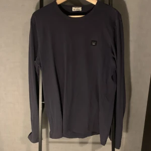 Acne tröja - Säljer en skön longsleeve från acne studios i st L  Retail/nypris ca 2200kr  Väldigt bra skick 8/10 Tar emot bud