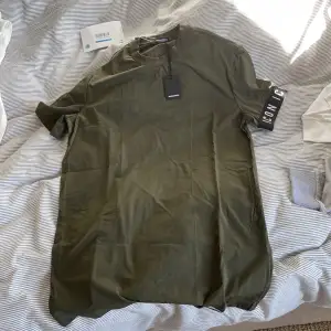 Dsquared t shirt grön, helt ny med tags, storlek S, 550kr
