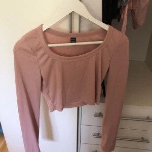 Topp  - En rosa topp visar mage