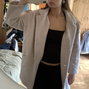 Ljus beige kappa - Kappa från Bikbok bara använd några gånger! Perfekt till Hösten💕🍂