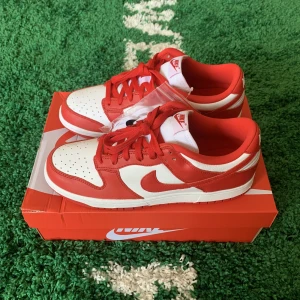Nike dunk low retro SP st john/university red - Size US 9,5 = EU 43. Condition brand new with tags. All original + receipt. Please send a message before buying.