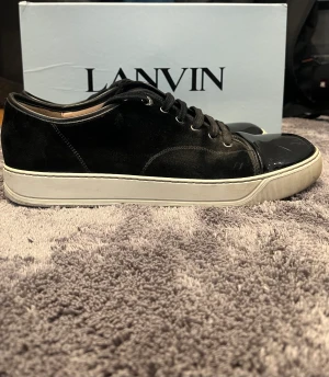 Lanvin skor ”svarta” - Säljer dessa lanvin skor i storlek 45  säljer dessa lanvin skor för att jag inte riktigt passa i dom. Knappt använda och ser nästan ut som nya 
