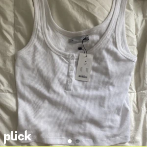 Ett vitt ribbat linne som inte är använt💕 - Endast testat det! Så är i super bra skick. Det är från lager 157 och är i strl M.