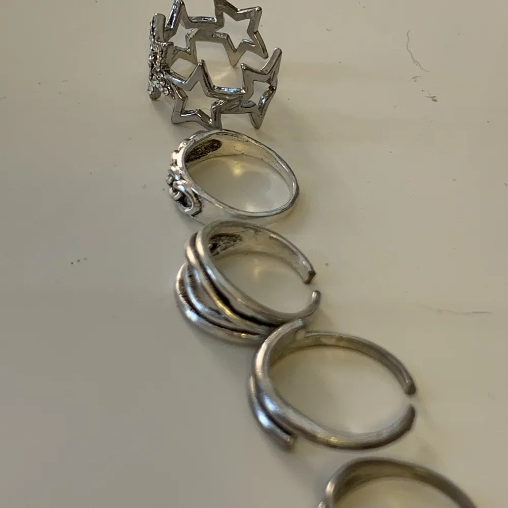Fem stycken silverfärgade järn ringar i blandad stil.. Accessoarer.