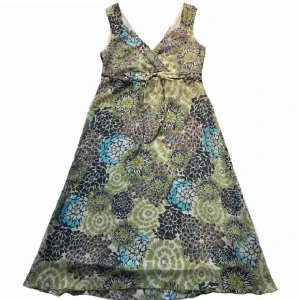 Mönstrad klänning - Köptes på plick, men är dock inte använd. Superfin och har 2 lager samt knytning under bysten. Står storlek 36, så skulle säga att den passar S bäst, men kanske även xs-m. Lånad bild frpn förra säljaren! Hör gärna av er vid frågor🫶🫶