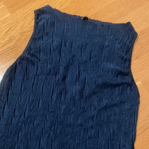 Topp - Jätte fin topp från Zara, köpt för 200kr. Storlek M, men jag är o vanliga fall S och den sitter perfekt på mig, skriv för fler bilder