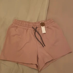 Lindex shorts rosa - Säljer dessa Lindex shirt som är rosa dom är helt nya