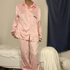 Victorias Secret pajamas  - Säljer den populära, eftertraktade Victoria Secret pyjamasen som inte heller går att köpa i Sverige längre. Använd några gånger och är i utmärkt skick förutom att en knapp saknas. Storleken är L men passar mig som vanligtvis är M + om man gillar oversize.