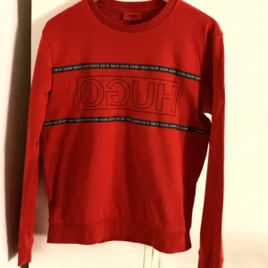 Hugo boss tröja - Säljer nu min snygga Hugo boss tröja som jag har slutat använda. Den är storlek s men passar också passa m. Kan sänka pris vid snabb affär 