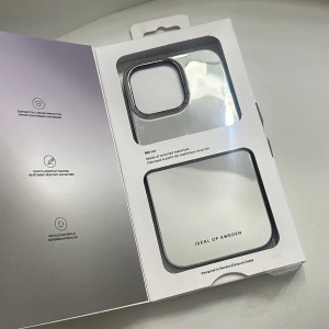 iphone skal - Säljer ett iphone skal med spegelglas för 14 pro Max, råka köpa fel så den är i orginal förpackning  och aldrig använt🫶🏼  