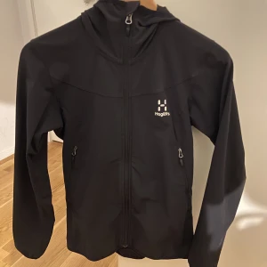 Haglöfs jacka - Super fin haglöfs jacka i modellen apex hood woman! Sitter som en smäck och är jätte bekväm. Köpt för cirka 1400☺️