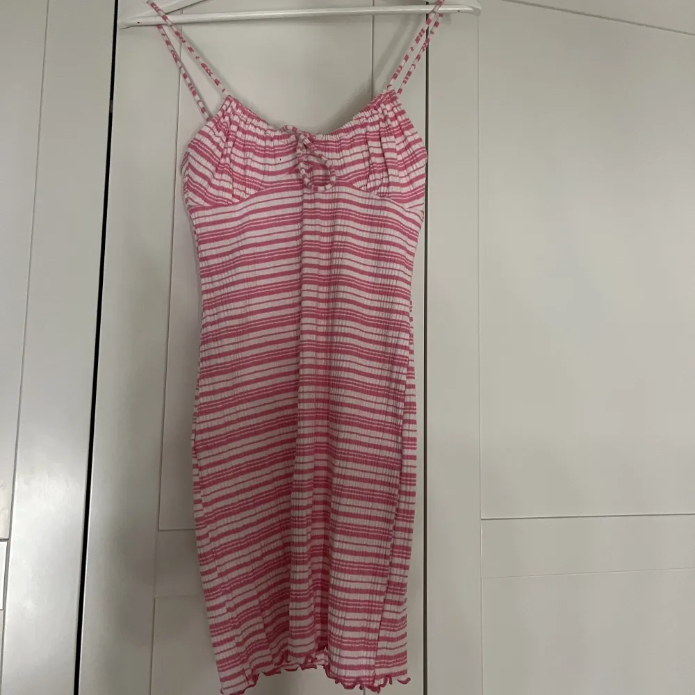 Rosa och randig bodycon klänning köpt på Bershka, superbra skick! Storlek S 💖. Klänningar.