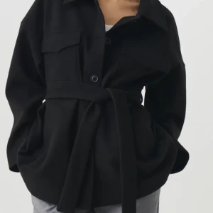 Kappa - Säljer min svarta kappa från Ginatricot. Kappan är köpt i våras och är i nyskick, säljer den för att den inte kommer till användning längre. Kostar 599kr ny och priset kan diskuteras. Ingen rök eller parfym lukt.😘